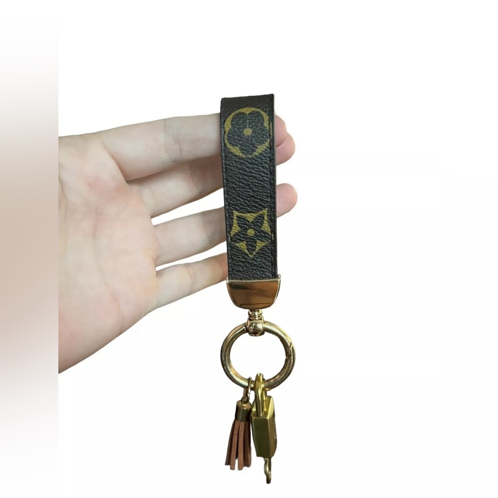 AUTHENTIC Rare 204 Louis Vuitton Lock and key with LV keychain and necklaces! - Picture 10 of 16